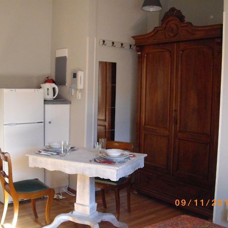 The 25Sqm Sunny, Modern And Comfortable Athens Exterior photo